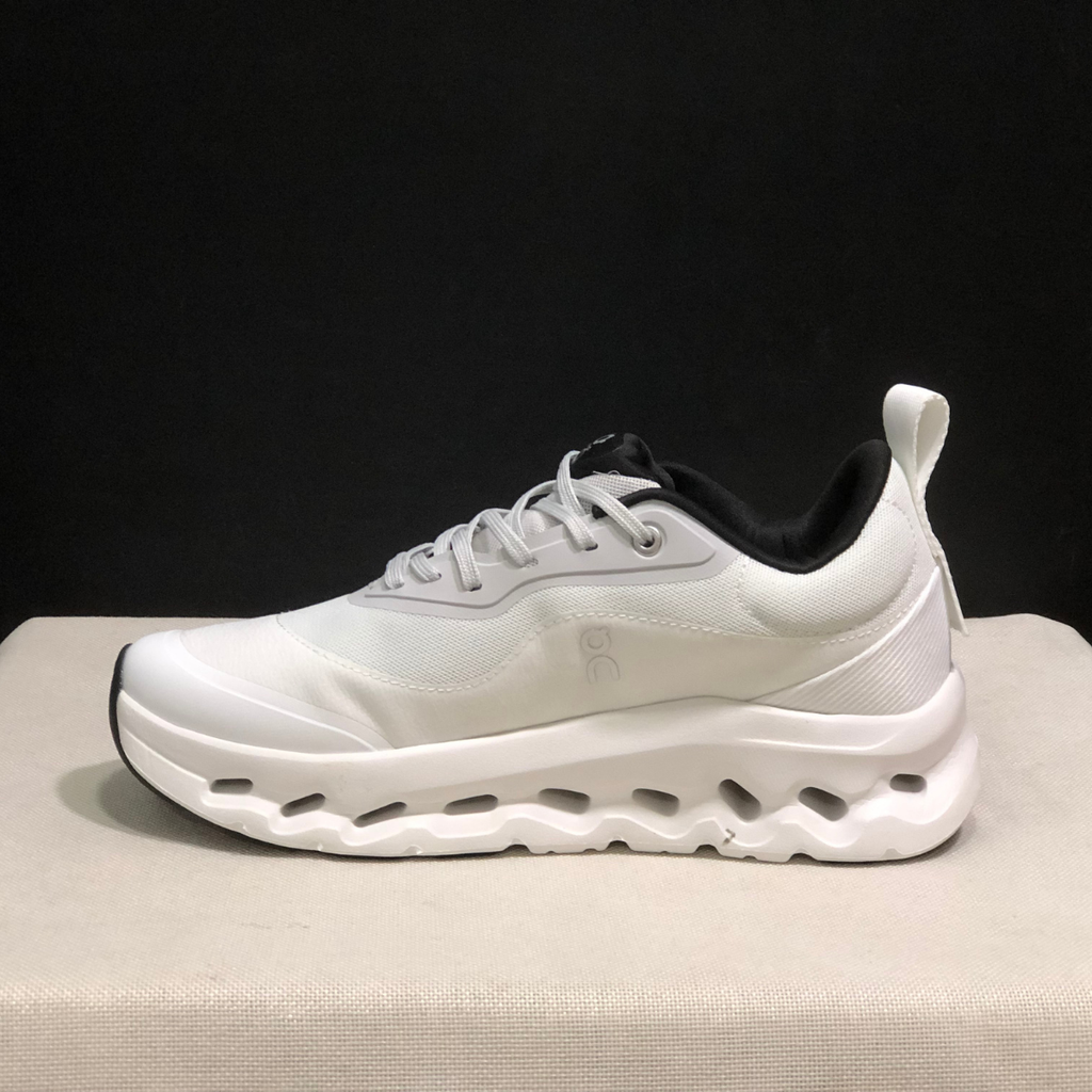 Cloudtilt Loewe - White and Black